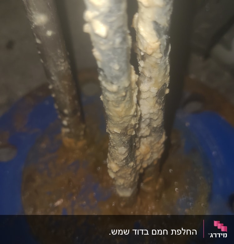 חלקי דוד שמש עם הצטברות אבנית על צינורות מתכת